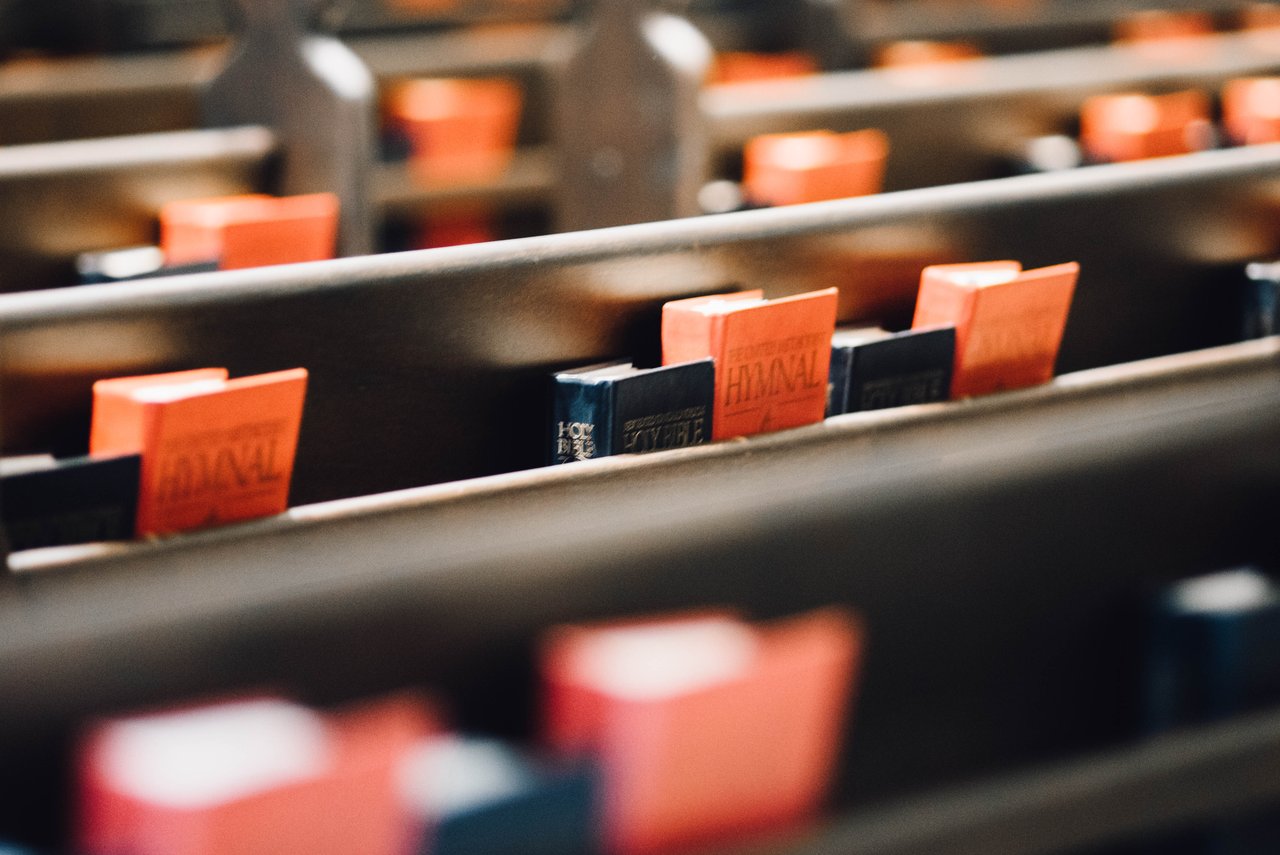 Church pews (Chuttersnap 2016-09-21)
